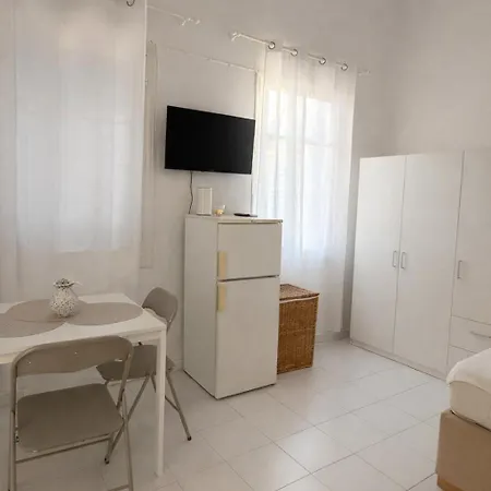Bright Authentic Cycladic Home, Walk To Center Ermoupoli